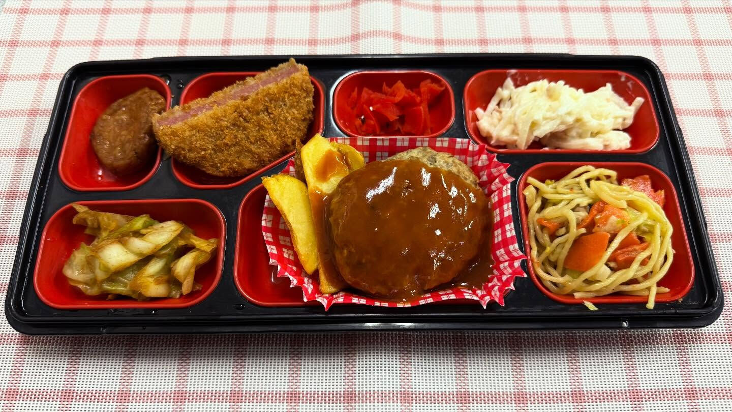 今日のおたべちゃんの献立は『煮込みハンバーグ＆塩焼きそば』