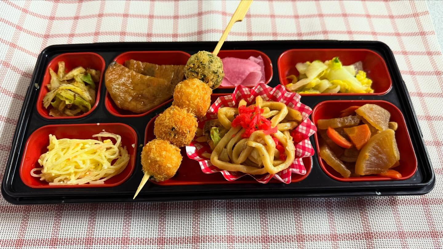 今日のおたべちゃんの献立は『エビ串団子フライ＆焼きうどん』